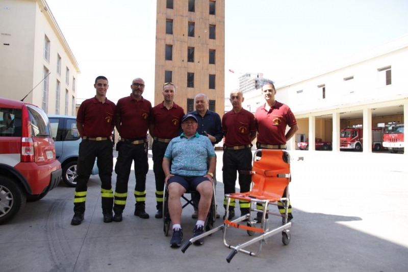 Donata ai Vigili del Fuoco di Pescara una sedia da evacuazione